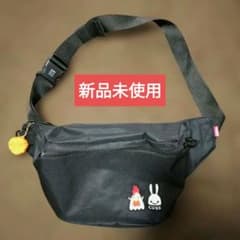 新品未使用　CUNE×からあげクンボディバッグ 　チャーム付きのサムネイル