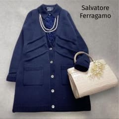 美品✨Salvatore Ferragamoフェラガモ　ネイビー　ニットコート 美品✨Salvatore Ferragamoフェラガモ ネイビー ニットコート - メルカリ
