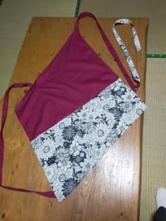 ワインレッドと黒の花柄ワンショルダーエプロンのサムネイル