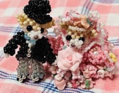 ピンクのふわふわレースドレスとシックなブラックタキシードを着たくまさんのサムネイル