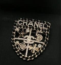 CHANEL エンブレム型ブローチのサムネイル