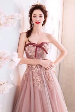衣類結婚婚約のウェディングドレストーストピンクの女性の気質の宴会 