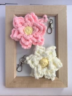 【2点セット】蓮の花 キーホルダー かぎ編み ハンドメイドのサムネイル