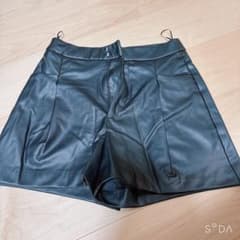 ザラZARA ショートレザーパンツのサムネイル