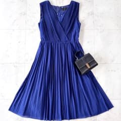 美品 アンタイトル ノースリーブ カシュクール プリーツワンピースブルー 美品 アンタイトル ノースリーブ カシュクール プリーツワンピース