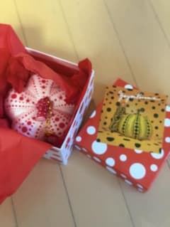 草間彌生かぼちゃ型キーホルダー 赤白水玉 - メルカリ