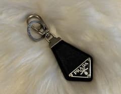 プラダ】格安！PRADA サフィアーノレザー キーホルダー三角ロゴ - メルカリ