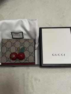 GUCCI 二つ折り財布 チェリー装飾 - メルカリ
