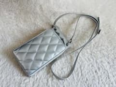 【美品】23区 キルティング スマホ ポシェットのサムネイル