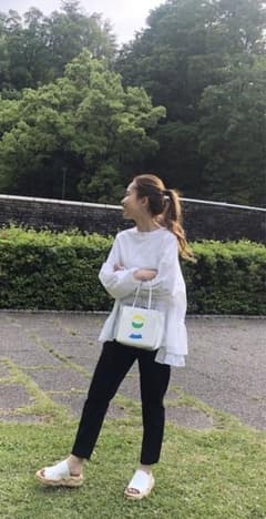 ヨリ　バックフリルブラウス　　完売品美品のサムネイル
