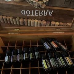 【ほぼ新品・未使用】doterraエッセンシャルオイル&木箱のサムネイル