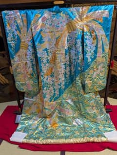 色打掛 鮮やかなブルー 桜と流水文様 金糸刺繍 色打掛 鮮やかなブルー 桜と流水文様 金糸刺繍 - メルカリ