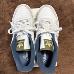 adidas ホワイトレザー スニーカーのサムネイル