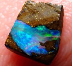 0.95 cts 天然 ボルダーオパール 原石 未研磨 鉱物標本のサムネイル