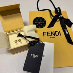 FENDI ピアス ロゴ パール （箱、ショッパー付き） - メルカリ