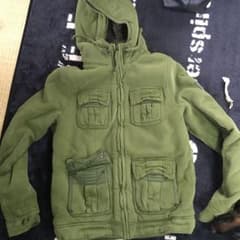 カーキ色のアウタージャケットです着る機会がすくなので出品しますのサムネイル