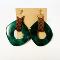 ハンドメイド　ピアス　大ぶり　アクリルチェーン×編み込みレザー　グリーンのサムネイル