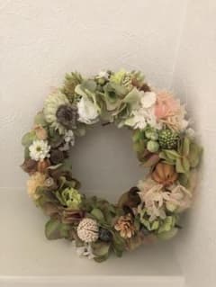 ハンドメイド フラワーリース 緑・ピンク・白の造花のサムネイル