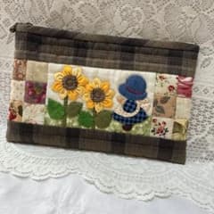 パッチワーク ＊可愛いスーちゃんとひまわりのアップリケ＊四角つなぎのポーチのサムネイル