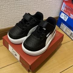 PUMA キッズ スニーカー ブラック ホワイトのサムネイル