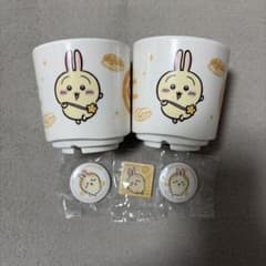 ちいかわ くら寿司 コラボ 湯呑み うさぎ 2点 セット 缶バッジ マグネットのサムネイル