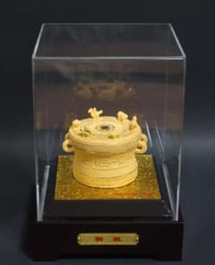 金メッキ古代青銅鼓造形置物 可愛らしいカエルの像 ケース付き 香港発行測定書付 金メッキ古代青銅鼓造形置物 可愛らしいカエルの像 ケース付き 香港