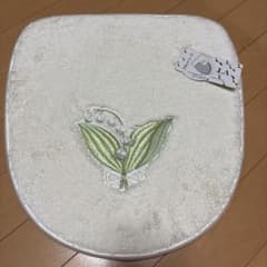 吸着タイプ トイレ用カバー 白 すずらん　刺繍　蓋カバーのサムネイル