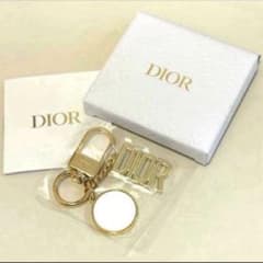 DIORディオールセラミックキーチェーンノベルティ - メルカリ