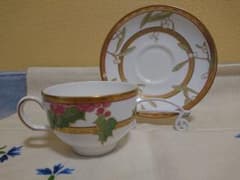 MINTON ヒイラギとヤドリギのティーカップ&ソーサーのサムネイル