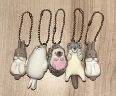 お値下げ中‼️キーホルダー つまんだ動物たち(4種セット)うさぎⅹ2のサムネイル
