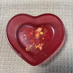 レジン♡ハート型トレイ レッド ラメ入り　小さなおまけ付きのサムネイル