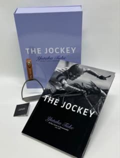 ネ*号様 武豊デビュー40年記念展 アブミ付き特製BOX 前人未到の記録 新品 デビュー40年記念写真集 アブミ付き特製BOX入り 武豊展（サイン
