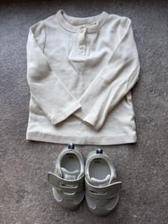 H&M ベビーキッズ ホワイト長袖Tシャツとグレー靴セットのサムネイル