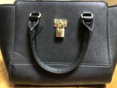 黒のハンドバッグのサムネイル