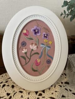 花の刺繍 楕円形ホワイトフレームのサムネイル