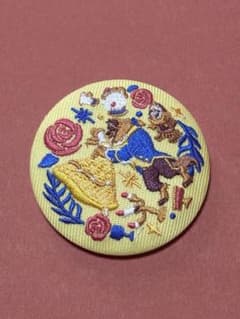 刺繍缶バッジ　美女と野獣のサムネイル