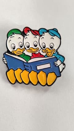 D414【レア】東京ディズニーランド 三つ子のアヒル アルミ製ブローチ