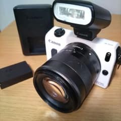 Canon EOS M レンズキット　外付けストロボ　純正バッテリー充電器つき Canon EOS M レンズキット 外付けストロボ 純正バッテリー充電器つき