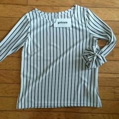 新品♪袖がりぼんで可愛いトップスのサムネイル