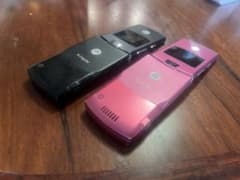 E*y様 Motorola V3 V3i 折りたたみ式 携帯電話 2色セットのサムネイル