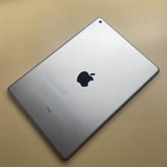 iPad 第6世代 32GB Wi-Fi 割れなし A1893 - メルカリ
