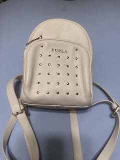 FURLA スタッズ付き レザー ミニリュック ホワイトのサムネイル