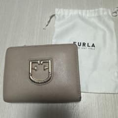 n**様 FURLA ベージュ 二つ折り財布のサムネイル