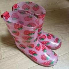 aip様専用キッズフォーレ イチゴ柄長靴のサムネイル