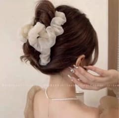ヘアクリップ　レディース 白 フラワー オーガンジー ヘアアクセサリー 結婚式のサムネイル