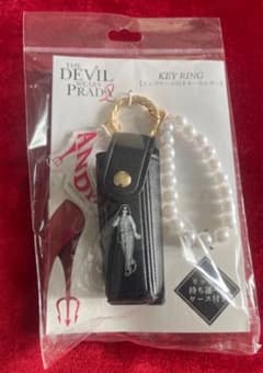 プラダを着た悪魔2　マルチポーチ 　リップケース付きキーホルダー　アンディ プラダを着た悪魔2 リップケース付きキーホルダー Andy - メルカリ