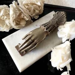 大理石台座付きハンドクリップ 淑女の手 シルバー&ホワイト フランス