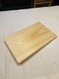 ク*マ様 出来たてひのきカッティングボード/無垢材/まな板・トレイ・置台のサムネイル
