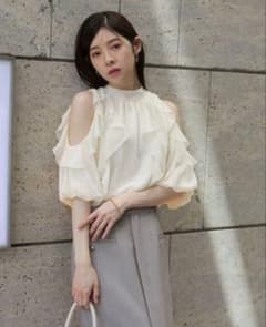 オンライン完売品】Rirandture オフショルダーフリルブラウス - メルカリ