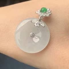 天然翡翠 A 貨 白氷平安扣ペンダントトップ（シルバー製） - メルカリ